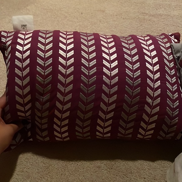 Two throw pillows - Picture 2 of 3